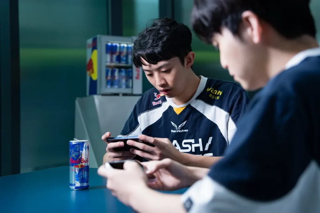 玩家於四大超商或指定通路購買 Red Bull 並至 Red Bull LINE 官方帳號登錄發票，累積滿3罐並完成《Garena 傳說對決》10週年問答挑戰，即可獲得聯名虛寶序號及傳說對決十週年大巨蛋特別活動套票抽獎機會。（Red Bull提供）