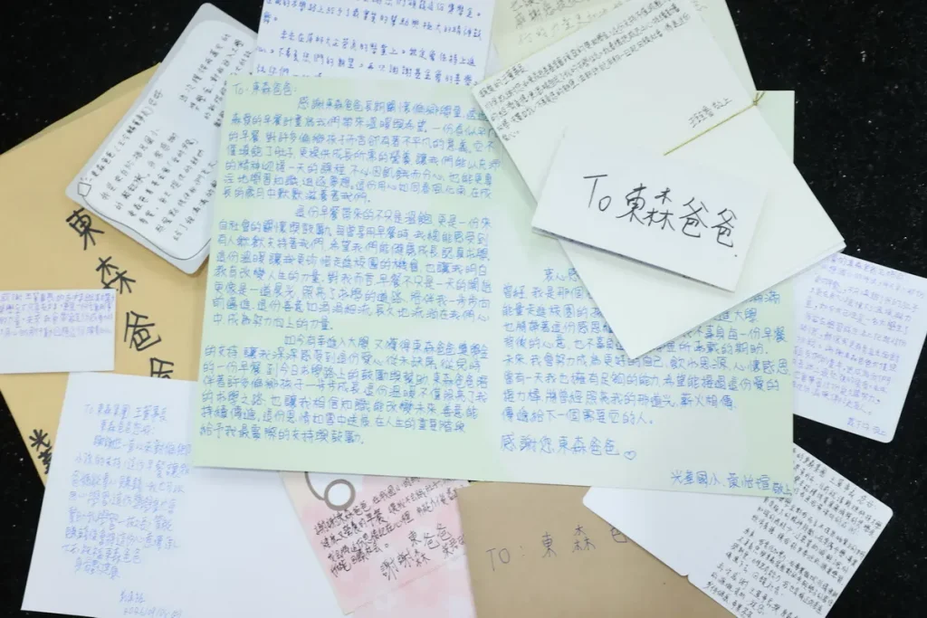 獲獎學生親手寫下感謝卡片送給「東森爸爸」王令麟，感謝多年來從愛的早餐到升學獎助學金的陪伴與支持。（圖／東森購物提供）