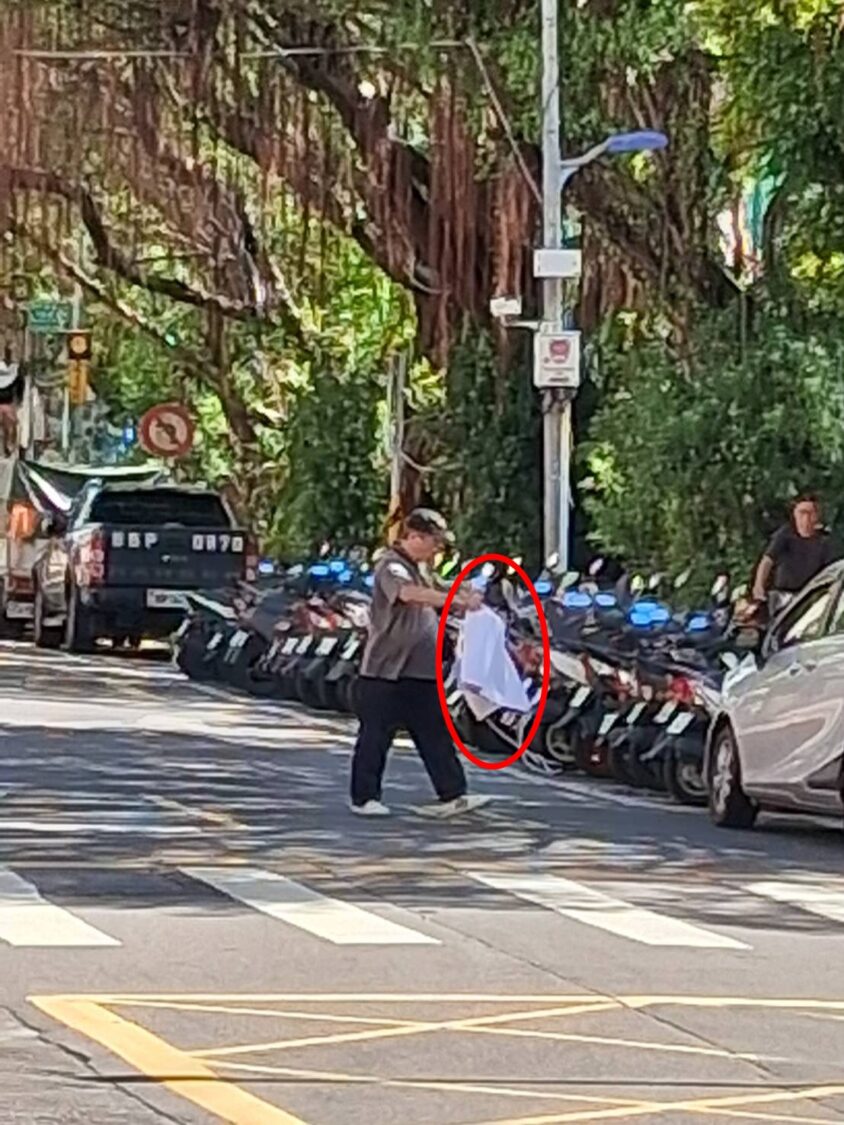 民眾拍下龍淵里現任里長汪吉秋撕毀海報的瞬間。(圖/林晏慈提供)
