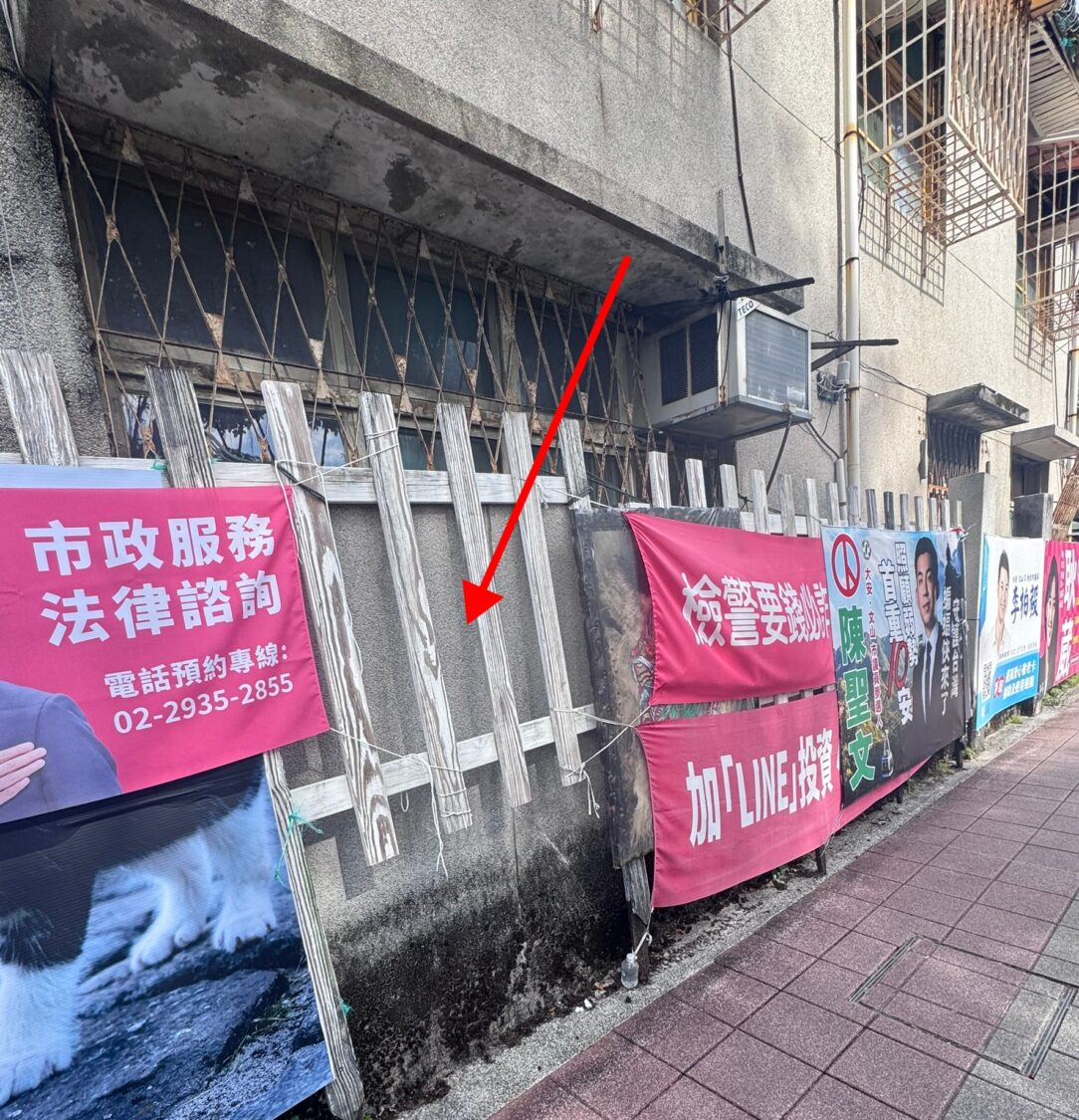 林晏慈原本放置此處的競選海報竟遭人撕除。(圖/林晏慈提供)