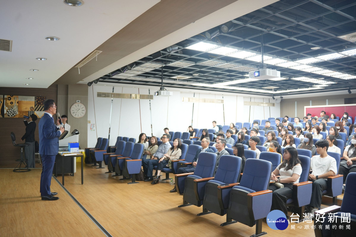 國泰投信總經理劉上旗指出,投資最困難之處在於擇時與選股,因此建立專業策略、風險管理觀念及長期投資紀律,比追逐短期漲跌更為重要。