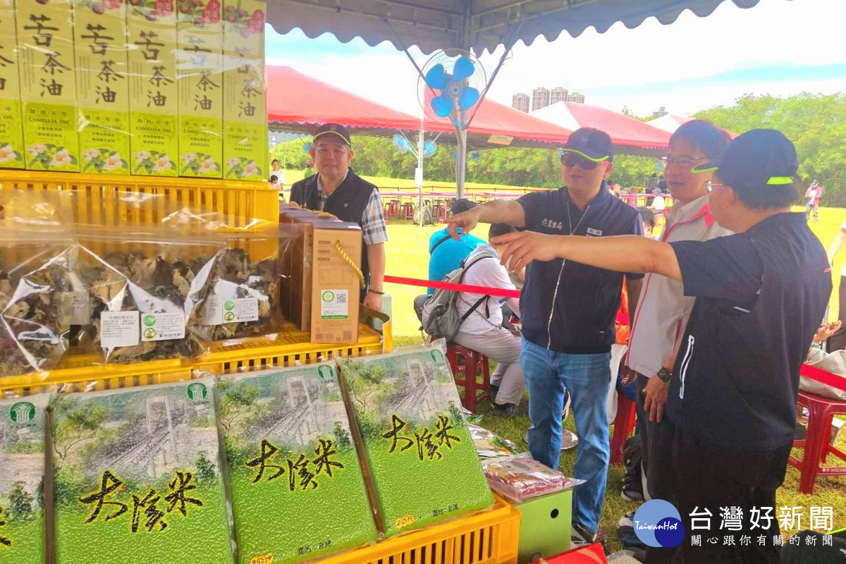 桃園市政市府秘書長溫代欣參觀「農的傳人-大溪農特產嘉年華」農特產品。