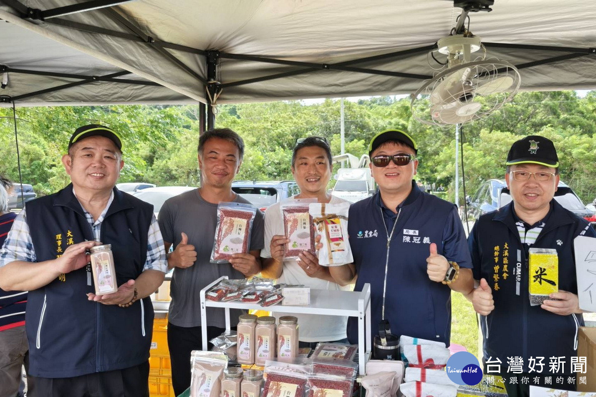 桃園市政府農業局長陳冠義參觀「農的傳人-大溪農特產嘉年華」開幕活動。