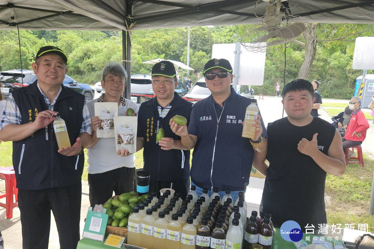 桃園市政府農業局長陳冠義參觀「農的傳人-大溪農特產嘉年華」開幕活動。