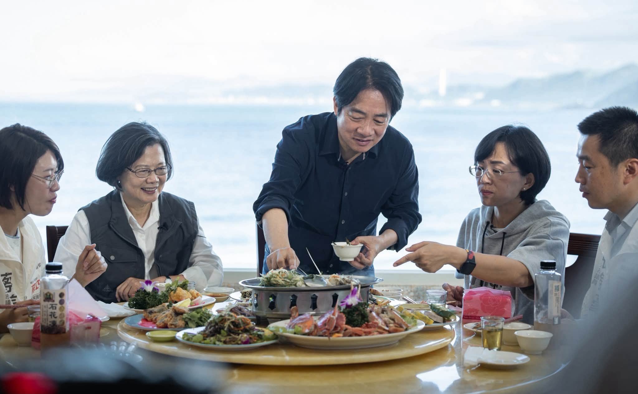 總統賴清德邀請前總統蔡英文及民進黨新北市長參選人蘇巧慧走訪萬里，品嚐當季萬里蟹及在地海鮮。（圖／翻攝賴清德臉書）