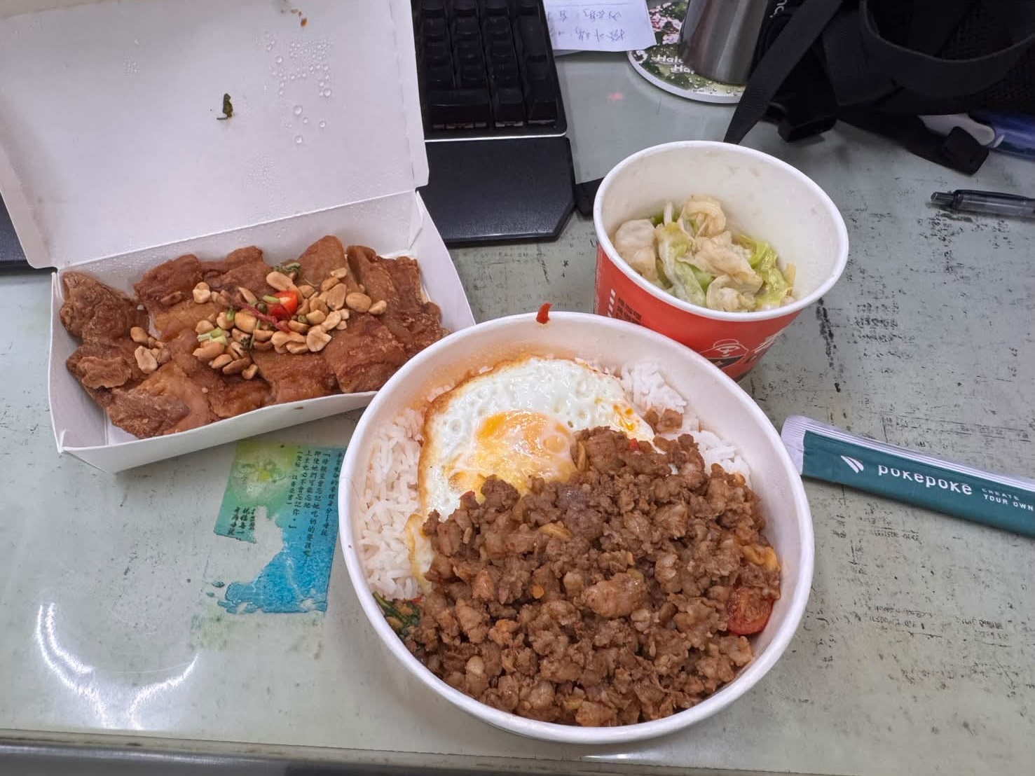 消費者透過Uber Eats訂購打拋豬肉飯，用餐時疑似發現多隻白色蟲體蠕動。（圖／翻攝Threads＠p.ju_n）