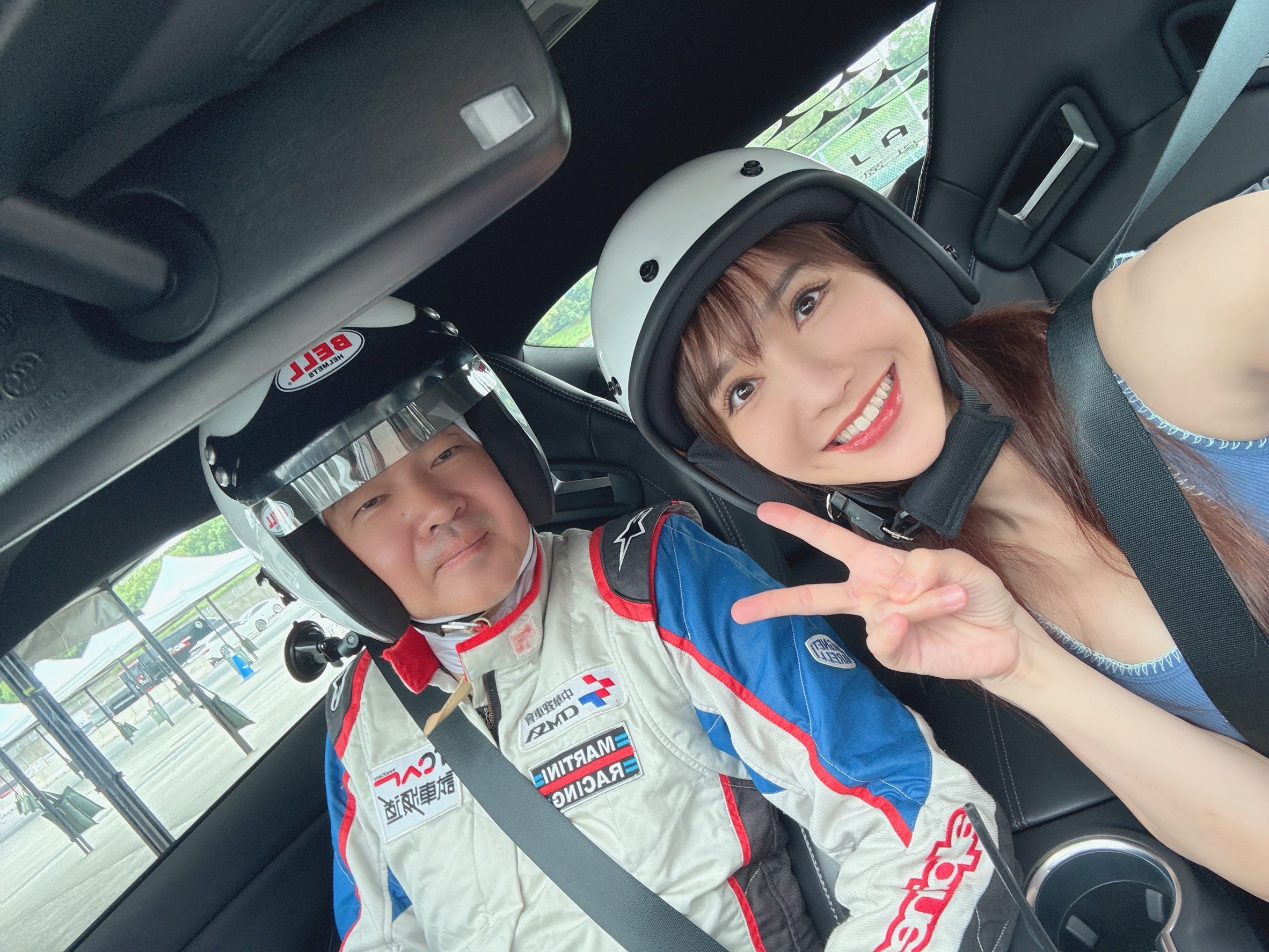 徐千京首次挑戰專業賽車,坐進賽車,由葉明德老師帶領,感受高速與強烈離心力,直呼又刺激又新鮮。圖/民視提供