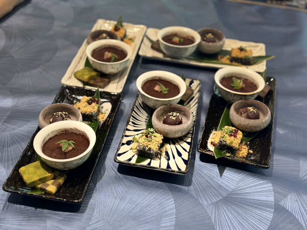 日子再忙,也值得留一口甜給自己!點心以陶碗、特色長盤與綠葉襯托,色彩與造型先吸引目光,為味覺體驗添上餐桌美感。(圖/馥蘭朵烏來提供)