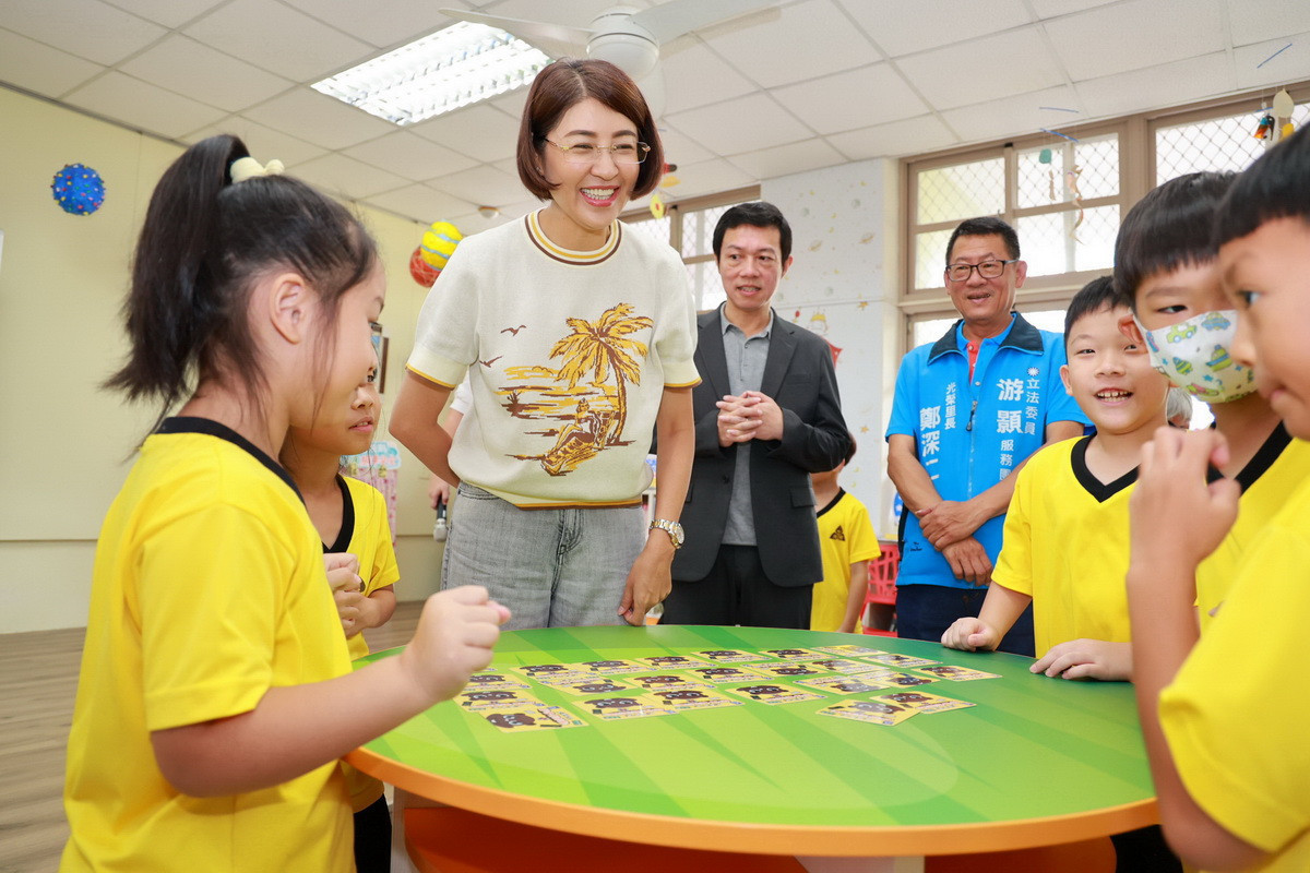 學童當場玩起交通安全對對碰。(縣府提供)