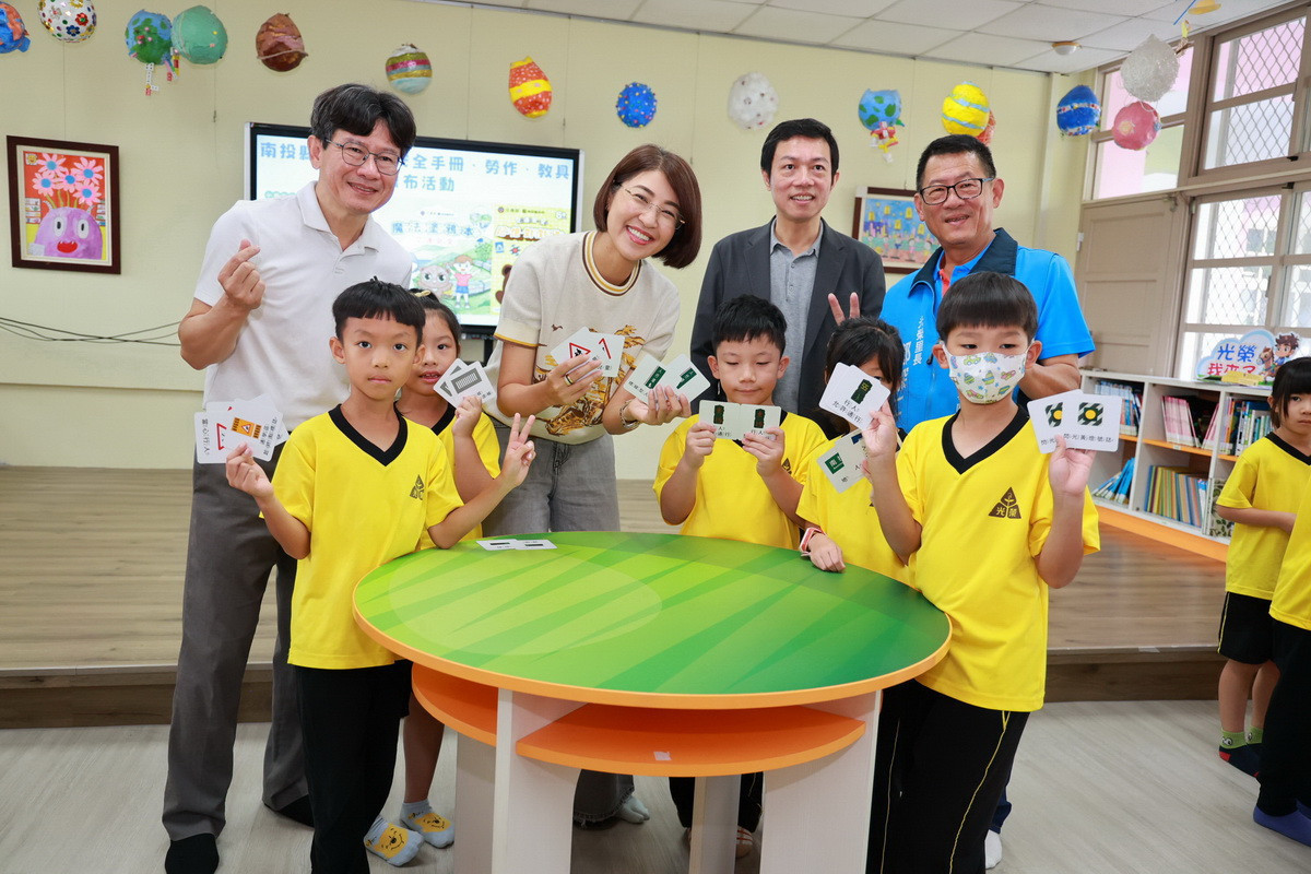 許縣長與學童展示對對碰牌卡等。(縣府提供)<br /><br /> <br /><br /> <br /><br />