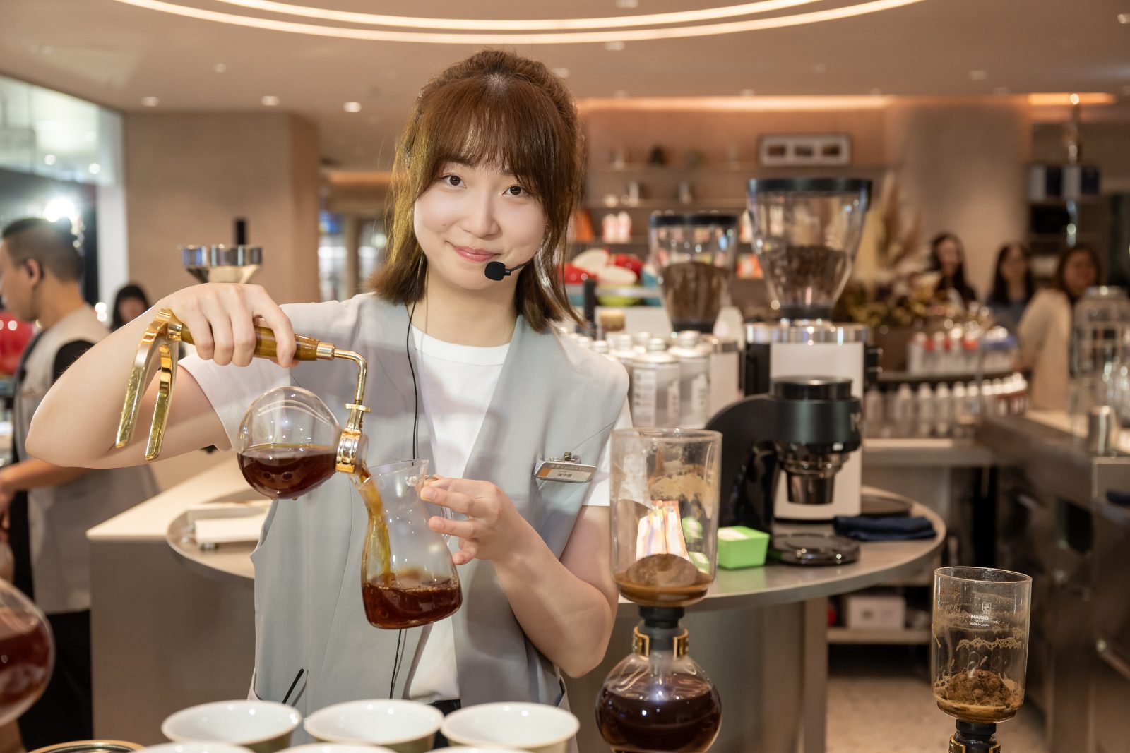2025、2026兩屆WSC世界盃虹吸咖啡大賽台灣區冠軍 陳令婕，以細緻而精準的掌控力，展現新世代咖啡師的穩定實力與風味詮釋力。
