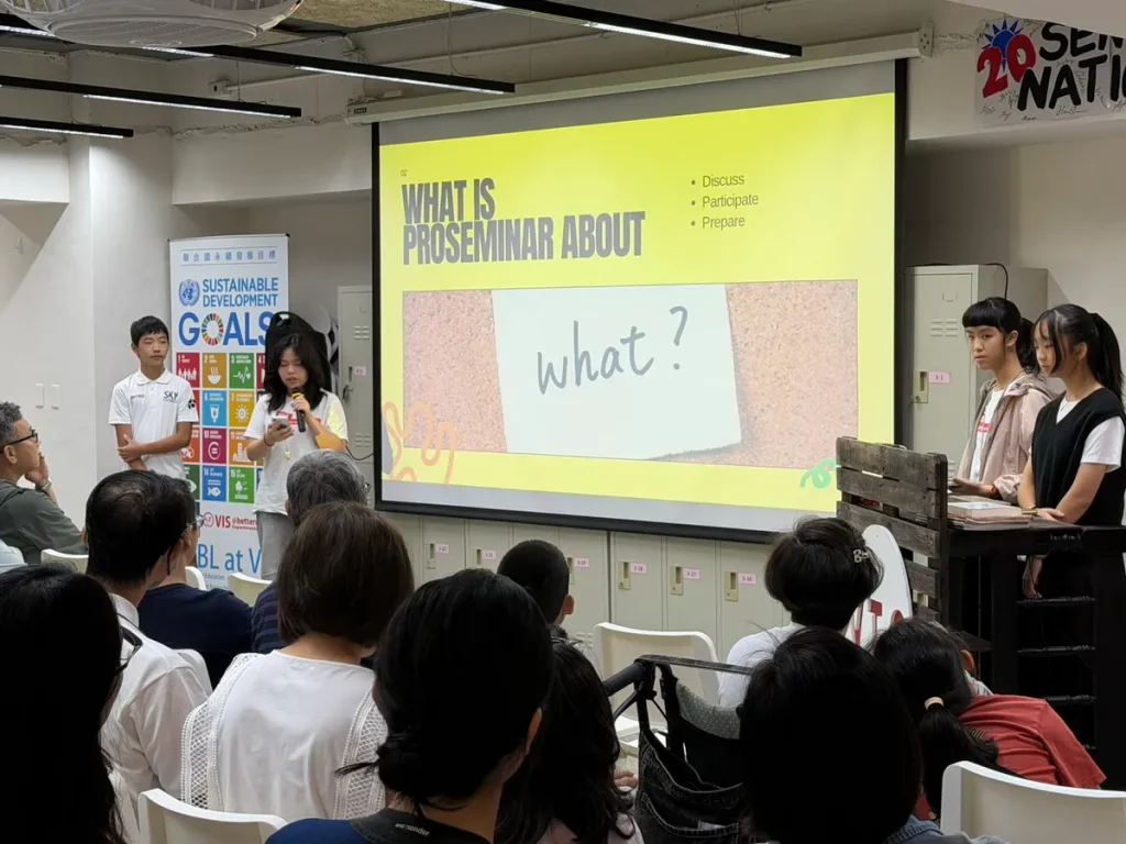 目前VIS最年輕的 Honors Proseminar 4位成員,平均僅13歲。透過閱讀、寫作與討論等過程,提早體驗大學 Seminar 式學習。圖為分享學習心得的現場。