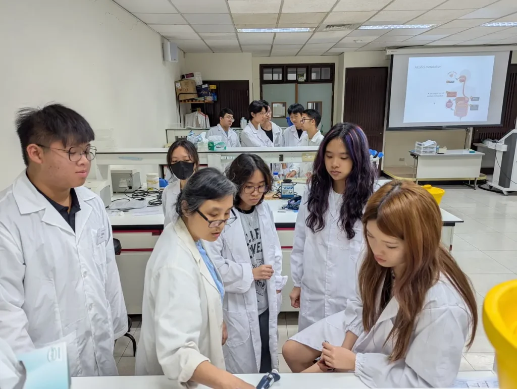 VIS高中生的研究領域橫跨生物醫學、歷史、財務金融與國際關係等。圖為學生在臺灣大學實驗室𥚃的實作學習。
