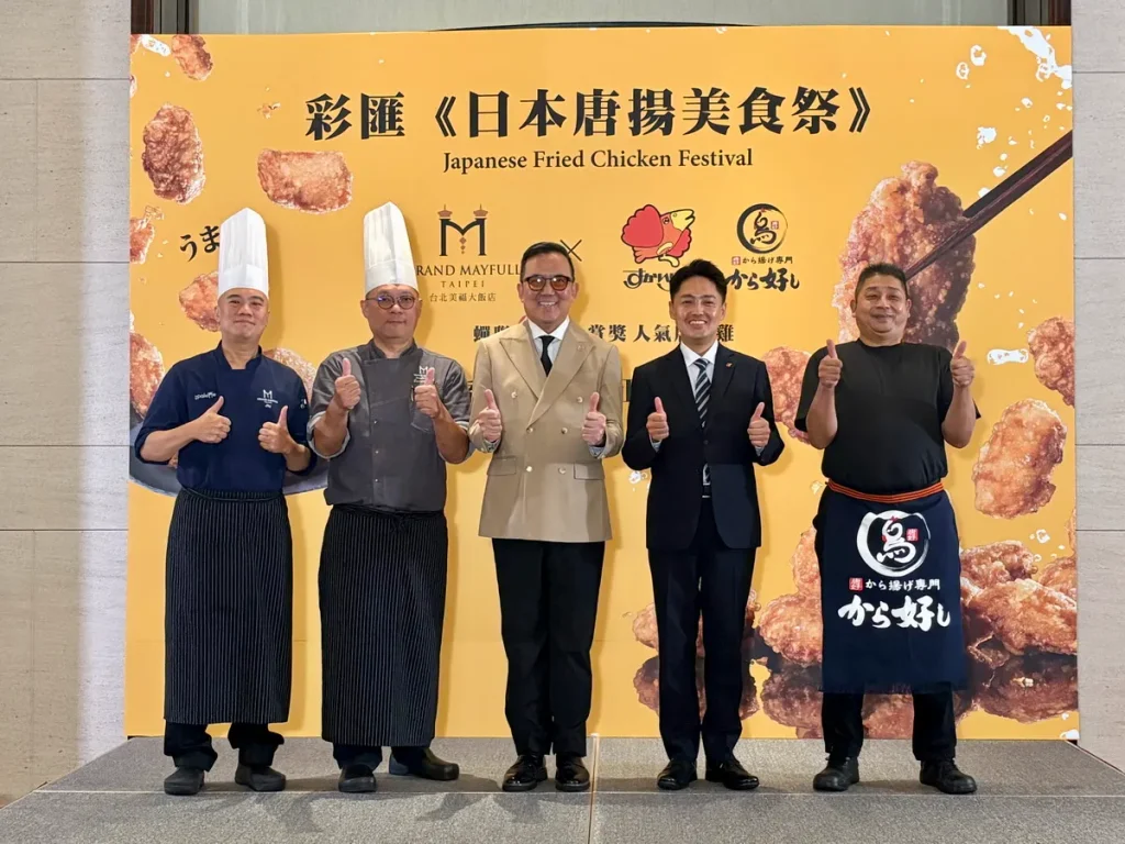 台北美福彩匯《日本唐揚美食祭》記者會貴賓合影,(右起)日本雲雀集團商品本部YSKH 菜單開發主廚福島宣嘉、日本雲雀集團《唐揚好》中日本營業部柳川榮二部長、台北美福大店林偉德總經理及美福行政主廚王志孚、彩匯自助餐廳主廚林勝雄。圖/台北美福大店