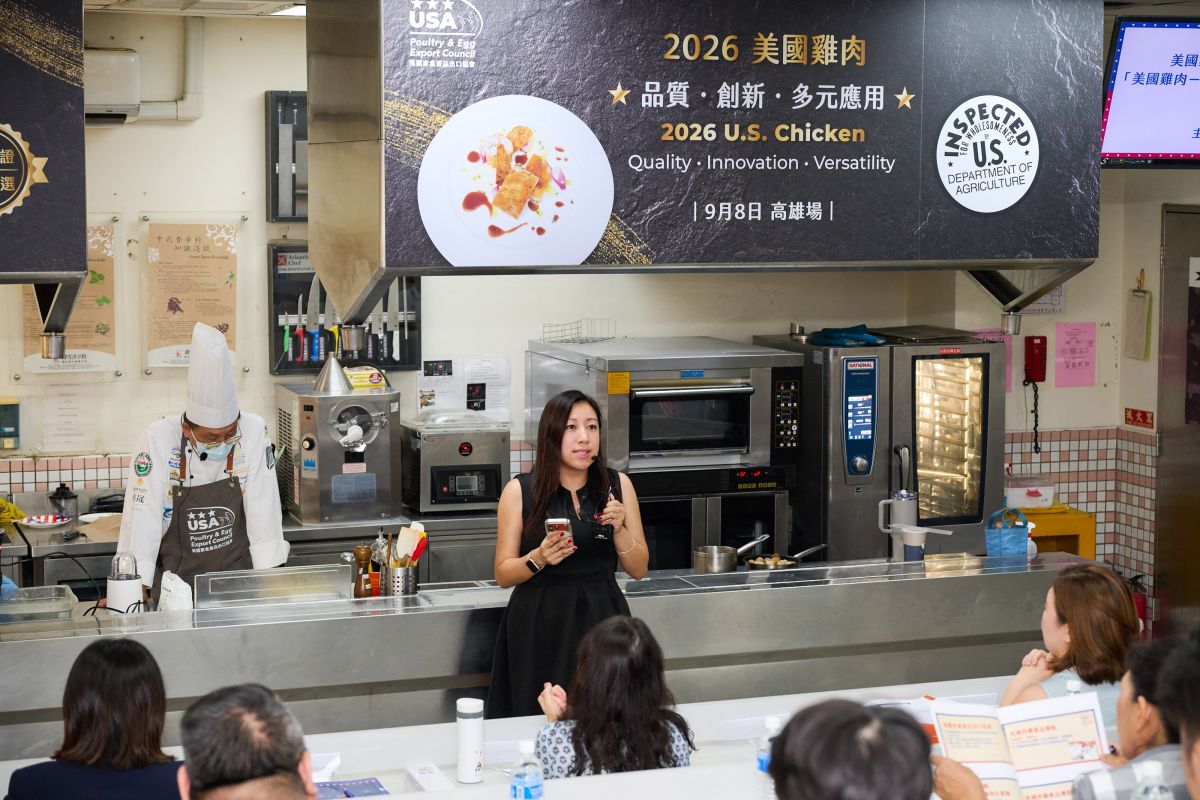圖/美國家禽蛋品出口協會香港及台灣總監江嘉詠(Karen Kong)於講習中與在場與會業者們分享美國雞肉品質與市場趨勢。(美國家禽蛋品出口協會提供)