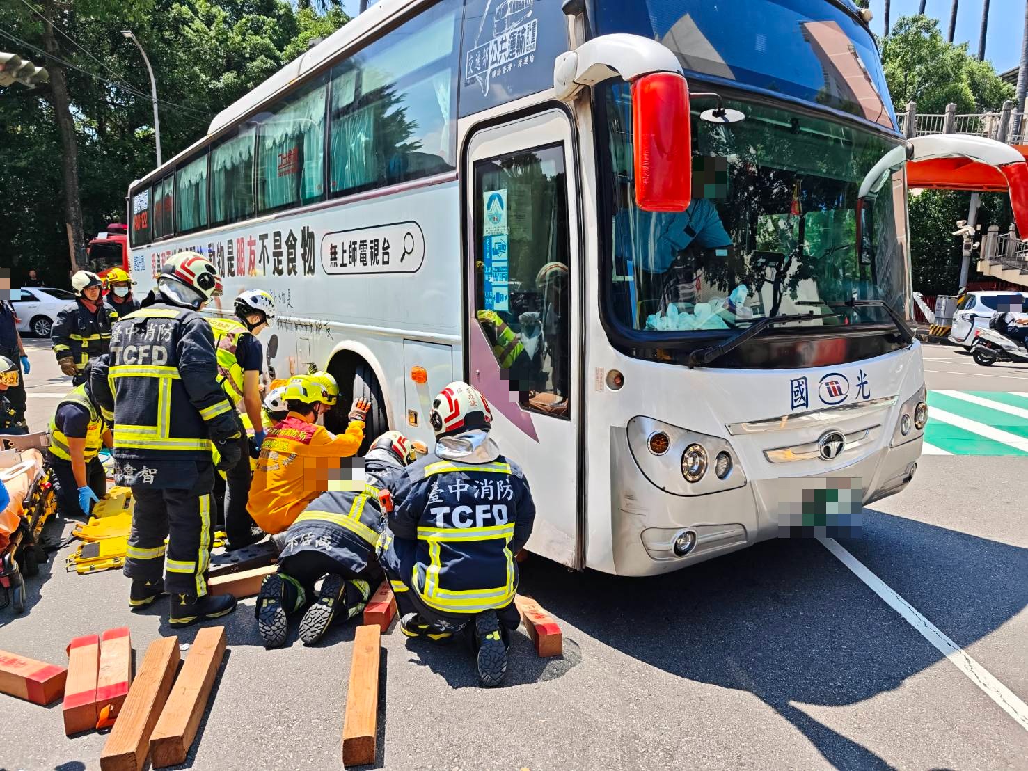 快訊/台中西區大客車撞新加坡籍婦人　送醫搶救2天不治、駕駛涉過失致死