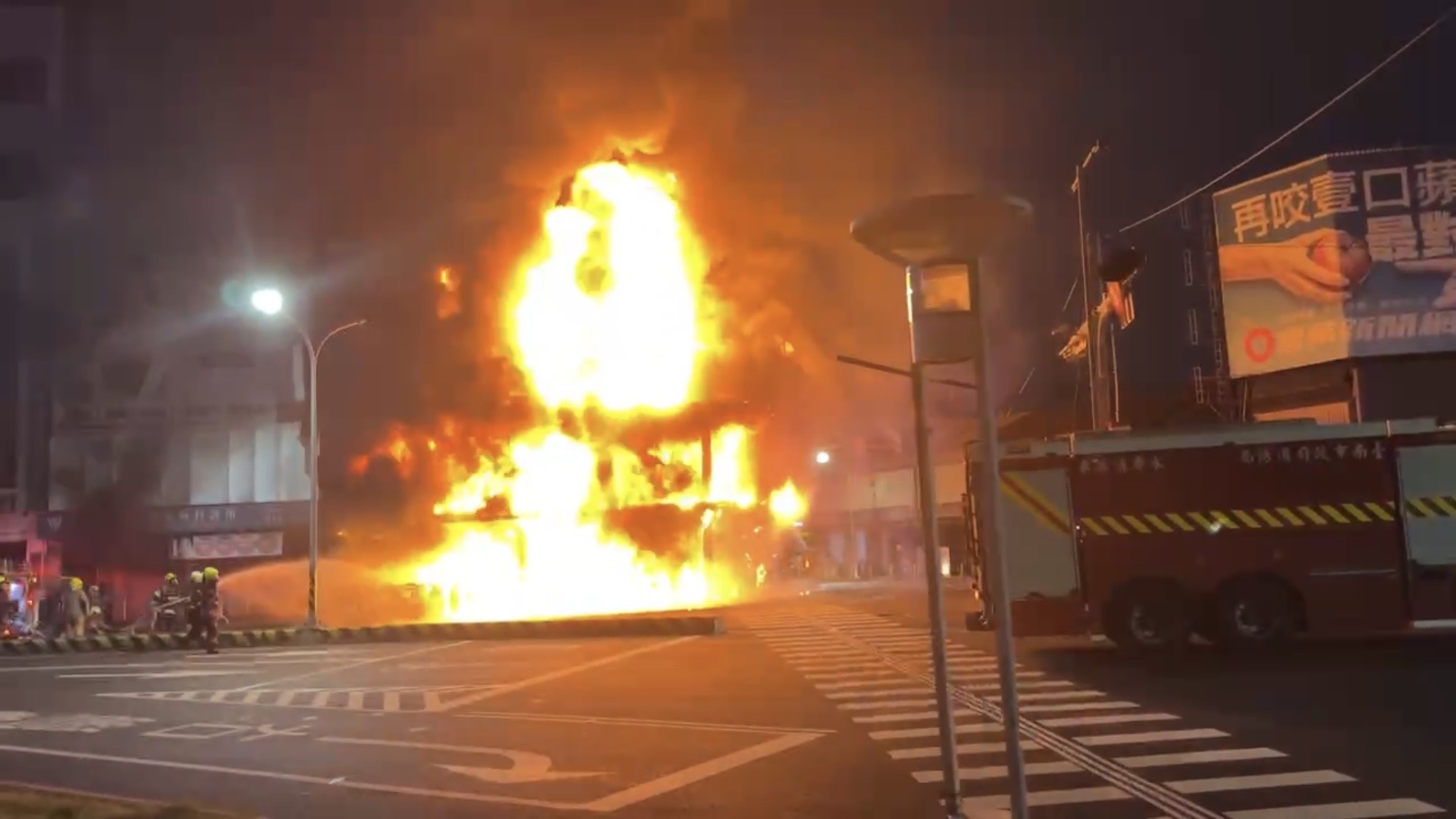 台南中西區機車店火警！惡火延燒醫美診所 消防射水搶救。（圖／記者王俊勝 攝）