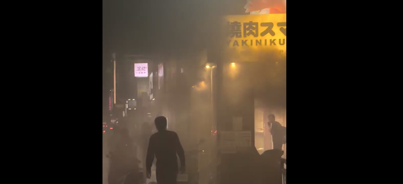 新北市三重區重新路二段一間燒肉店晚間發生火警，現場竄出大量濃煙，店內民眾緊急逃生。（翻攝Threads／duoduobb12）