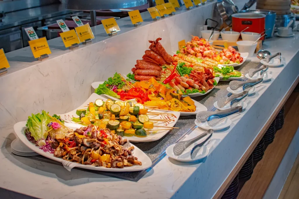 自助百匯與各式餐點,滿足不同年齡層的用餐喜好。(圖-將捷金鬱金香酒店提供)