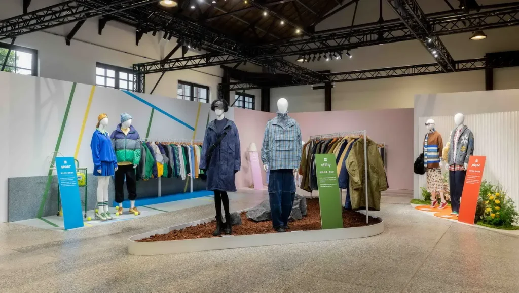 GU展示會的策展方式，以六種生活風格為主軸，透過服裝陳列、造型搭配與生活情境，呈現不同風格之間的交織與混搭