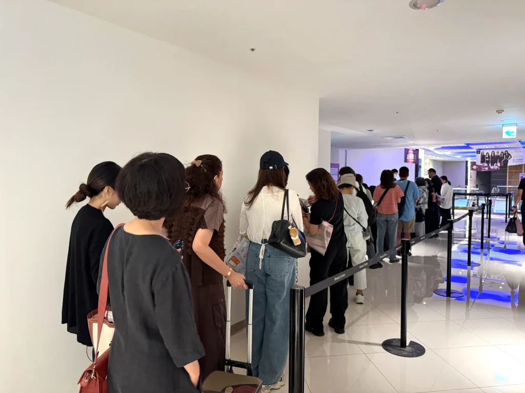 贈獎處也有滿滿人潮等待兌獎。