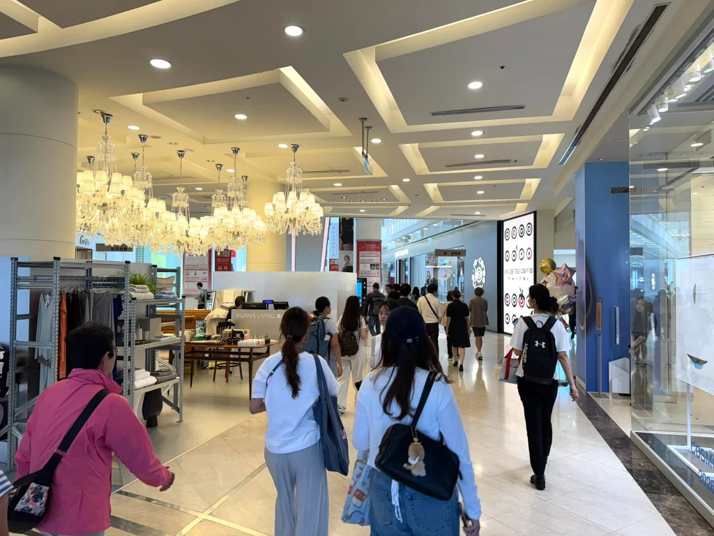 週年慶一開店即湧入滿滿人潮。