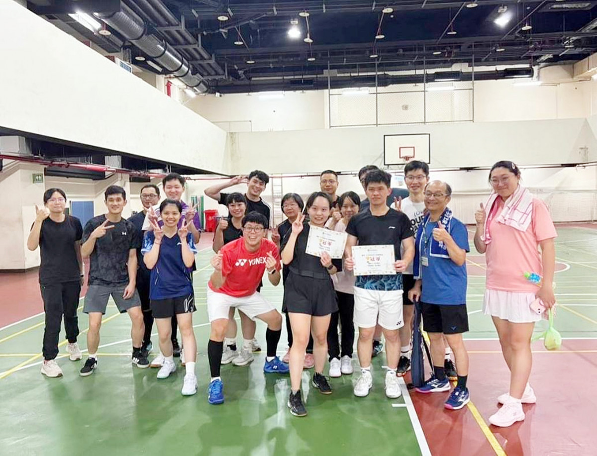 桃療「員工羽球歡樂盃」獲勝隊伍熱情合影。 (桃療提供)