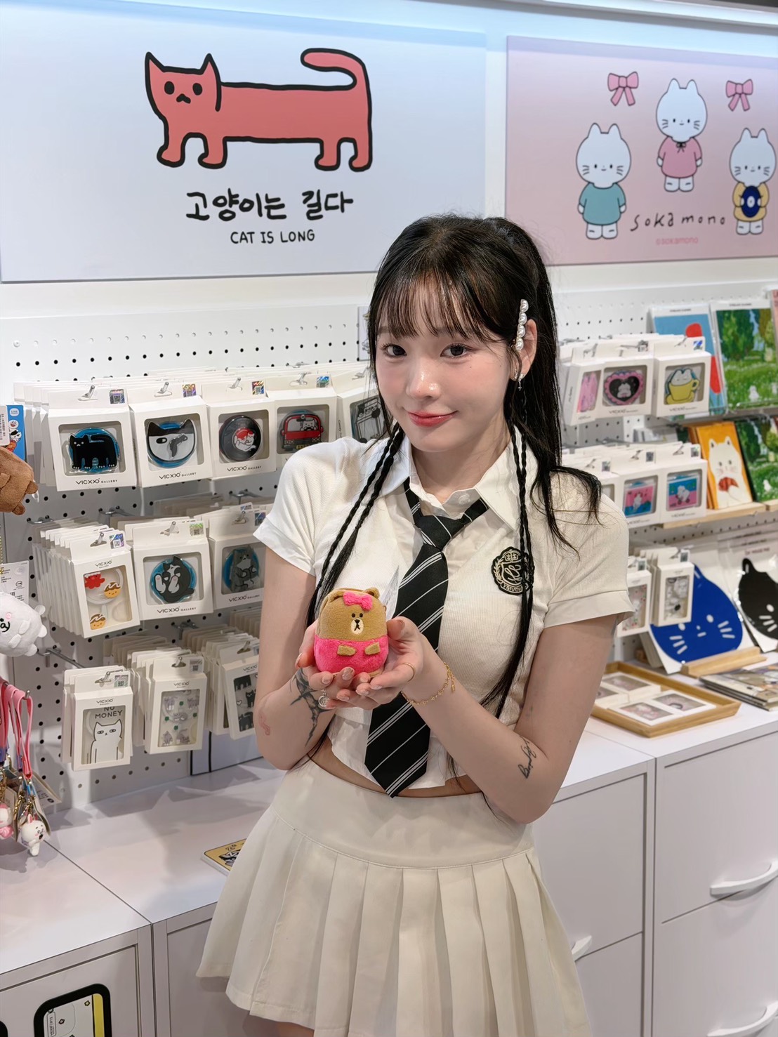 啦啦隊女神之一的海莉將韓系潮流融入日常手機穿搭做出美感的詮釋。(影像由獵人谷國際行銷提供)。