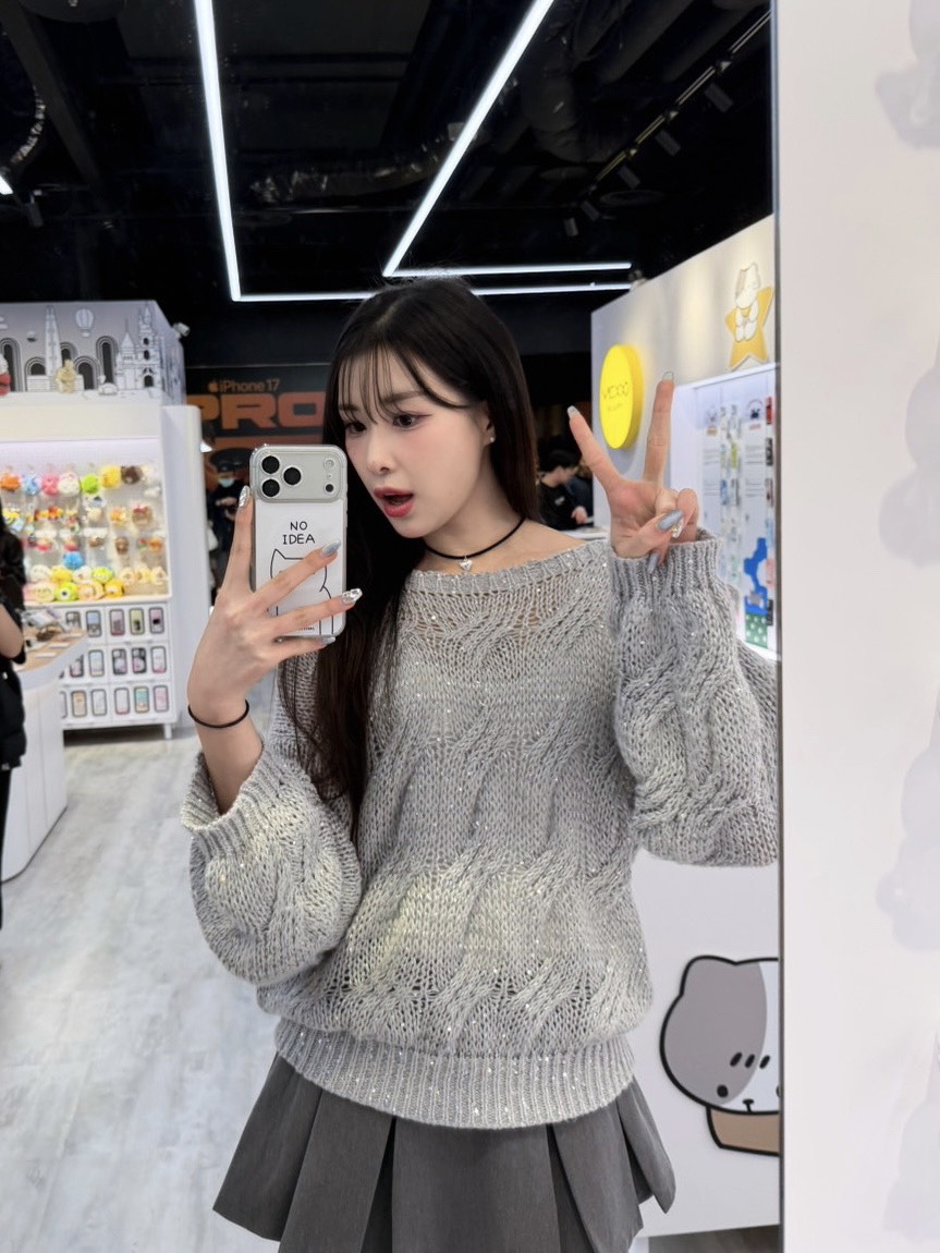 啦啦隊女神成員禹惠俊在VICXXO使用的穿搭品味化身為展現個人隨身風格的時尚美。(影像由獵人谷國際行銷提供)。
