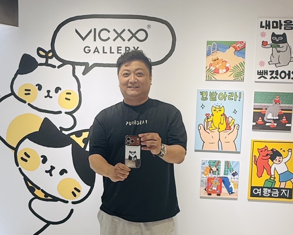 VICXXO台灣總代理執行長古鎮豪推薦著這款精緻的韓系品牌商品。(影像由奇亞通信有限公司提供)。