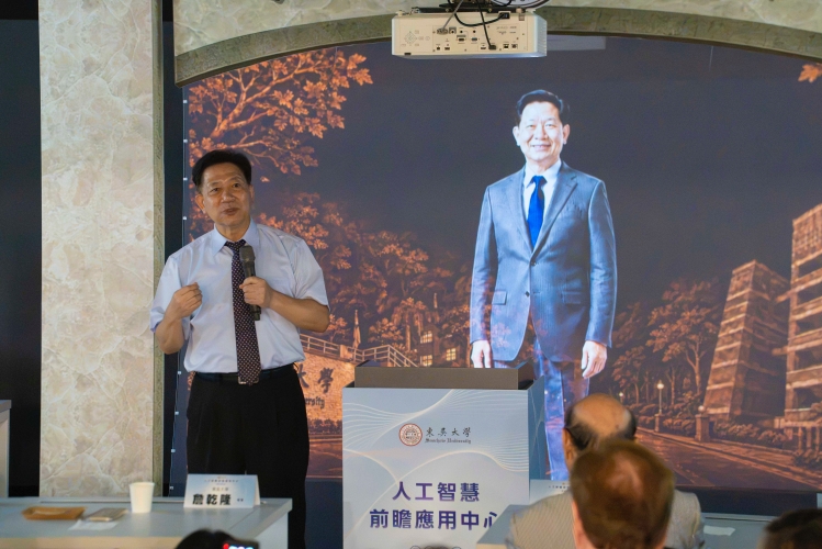 東吳大學詹乾隆校長與虛擬人「東吳Avatar小詹校長」同框。(圖 / 東吳大學 提供)