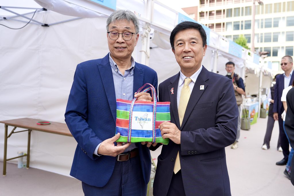 農業部部長陳駿季(左)致贈充滿台灣特色的茄芷袋禮盒予名古屋市長廣澤一郎,深化臺日農業與文化交流。圖/農業部提供