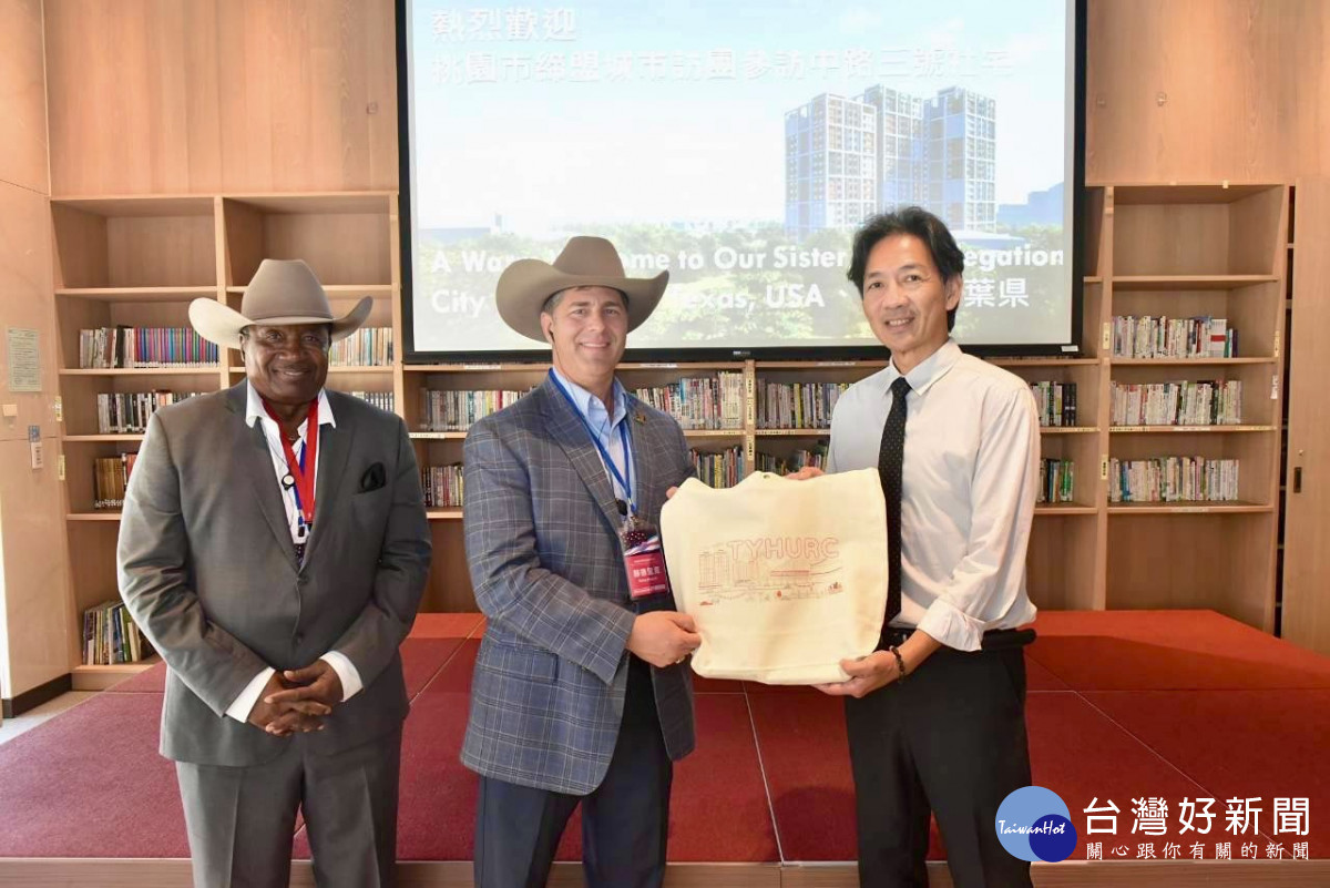 桃園市都發局副局長邱英哲致贈紀念品予美國德州嘉倫市市長Dylan Hedrick及市議員Edward Moore。