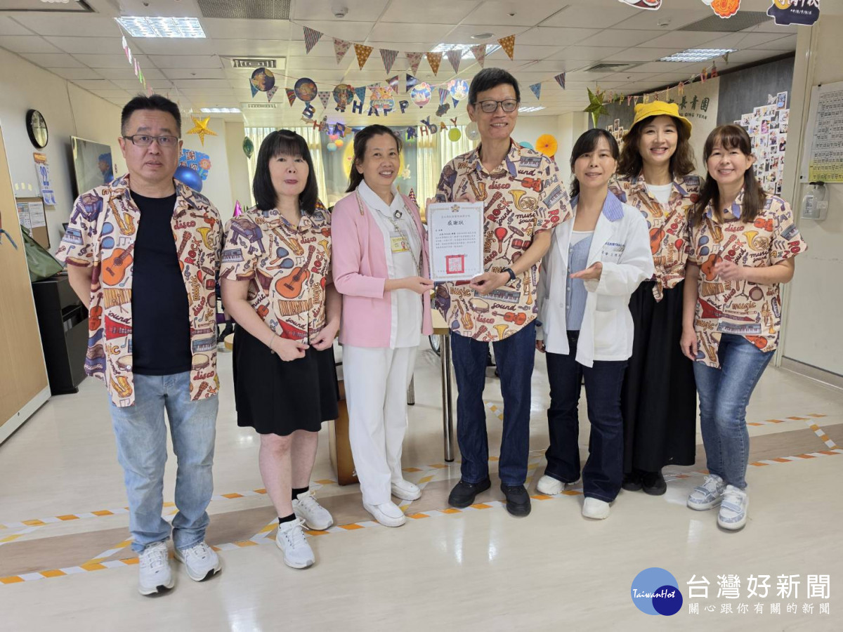 護理師潘素珍(左3)頒贈感謝狀予武陵 Melody 樂團經理吳文彬(中),感謝樂團熱情演出,陪伴住民歡度中秋佳節