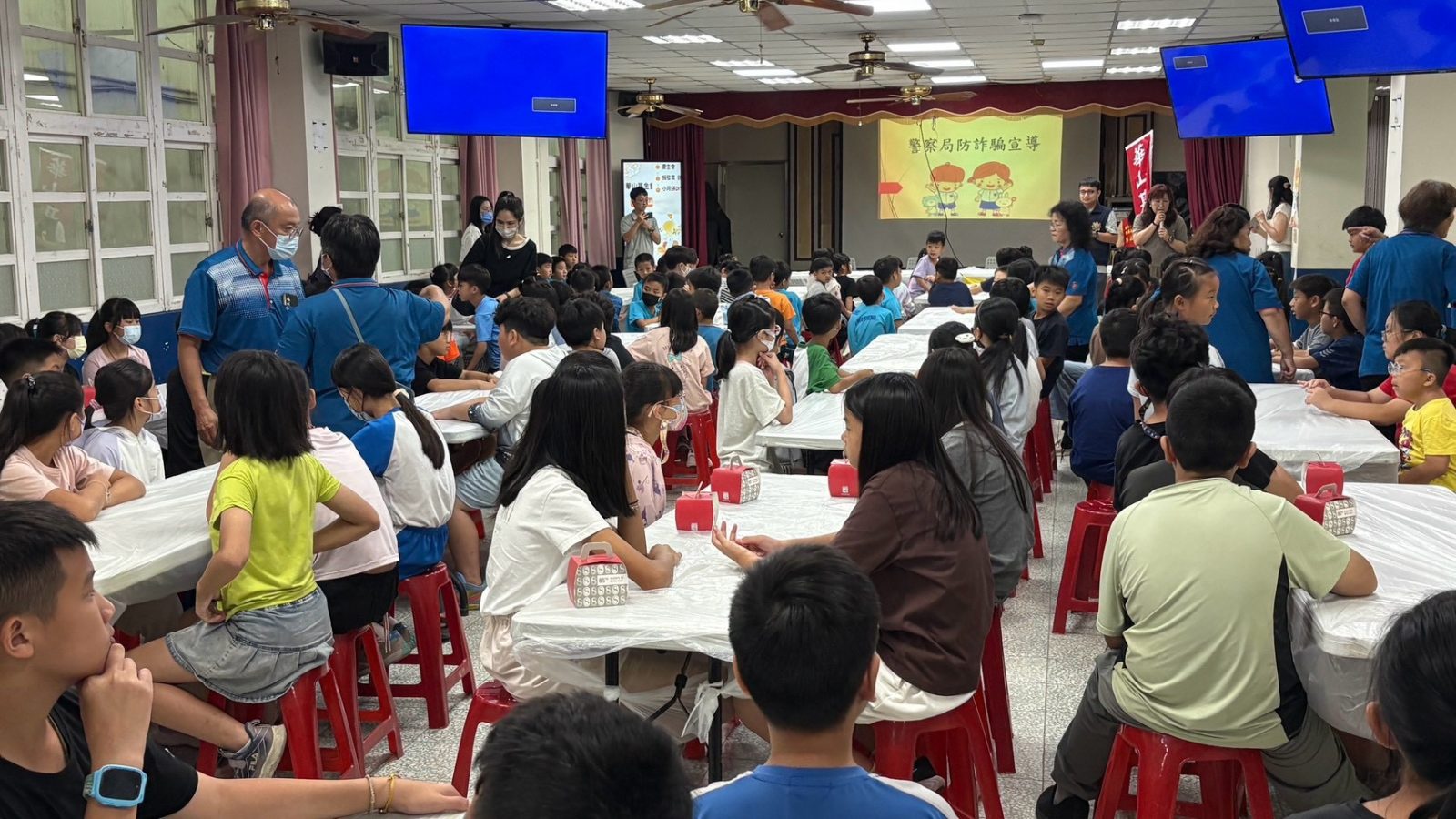 SQ09237 2國聖國小學童捐發票做愛心