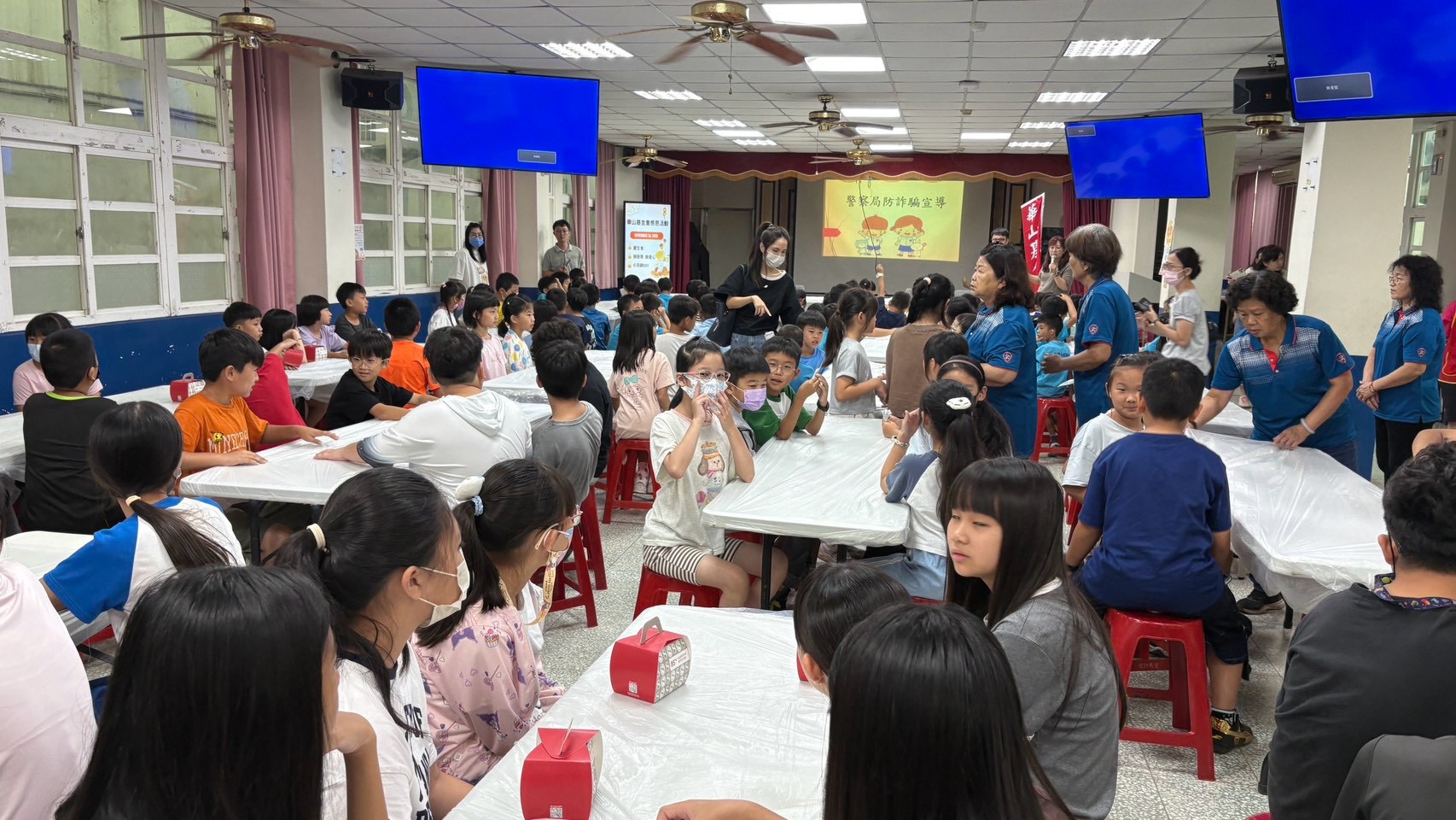 SQ09237 4國聖國小學童捐發票做愛心