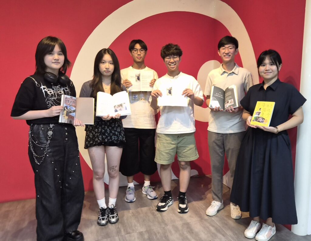 VIS新書《帶世界發現臺灣》9月中起,台美加同步登場。右起為指導老師謝佳真、學生曾加恩、徐謙和、李瑋宸、黃昱晴及負責扉頁設計的同學梁栩溱。(圖/(台北市VIS國際實驗高中提供)