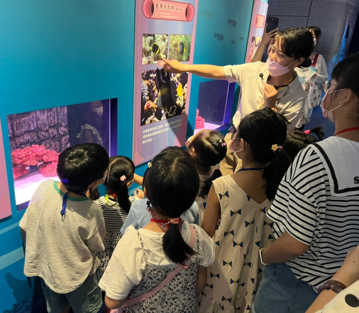 圖片說明:學員有機會一窺閉館後展廳的海洋生物以及能享受與魚兒共眠的體驗。(圖/海科館提供)