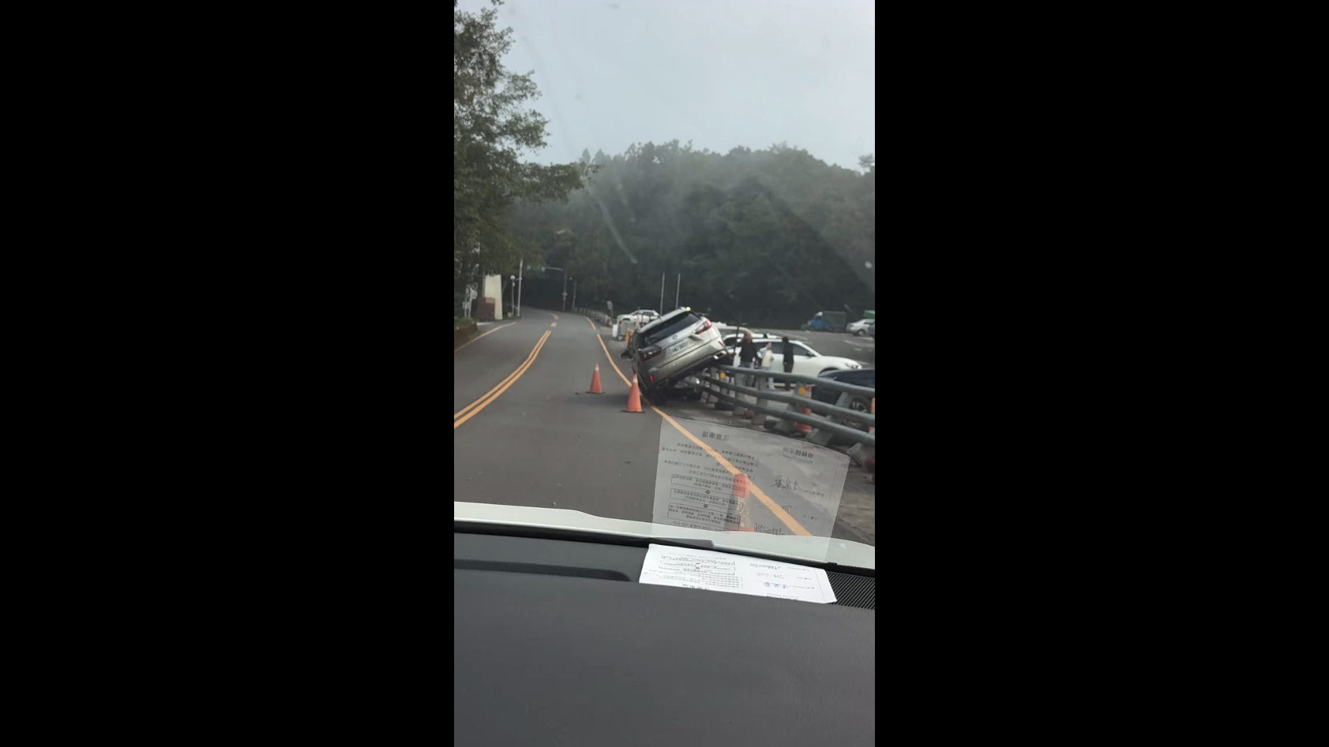 這怎麼開上去的?休旅車半台「騎上護欄」 合歡山遊客看傻