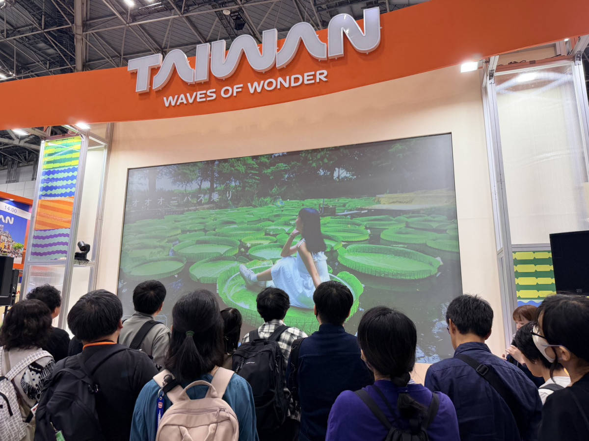 台灣館舞台時段介紹桃園觀光資源,吸引日本民眾駐足聆聽。