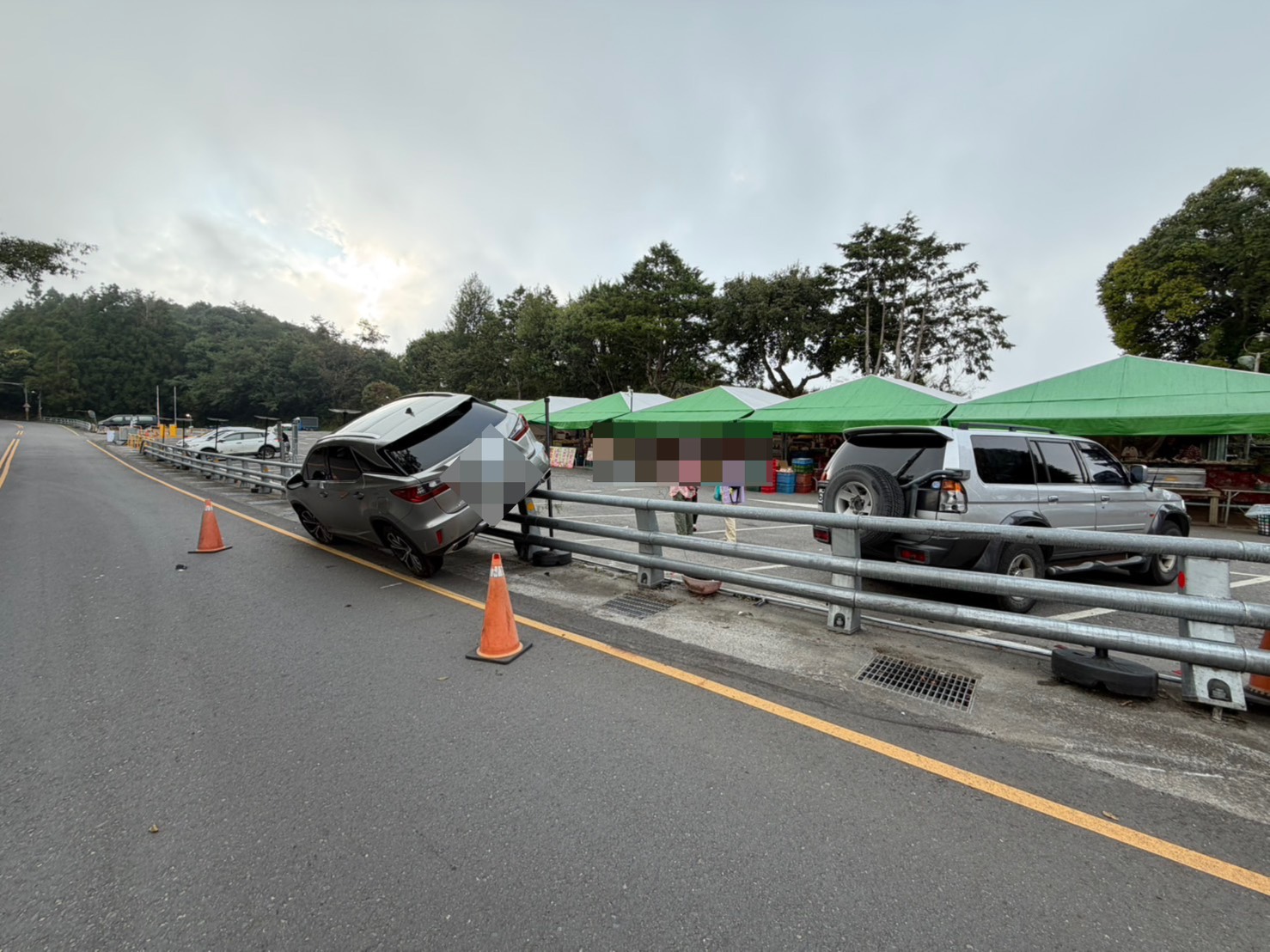 休旅車行經台14甲線17.5公里處時擦撞護欄,車身直接騎上護欄呈現傾斜,所幸無人受傷。(圖/警方提供)