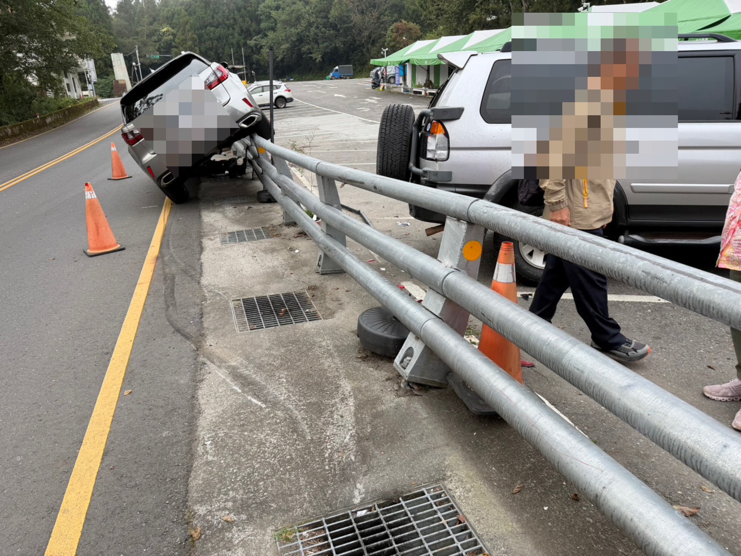 休旅車行經台14甲線17.5公里處時擦撞護欄,車身直接騎上護欄呈現傾斜,所幸無人受傷。(圖/警方提供)