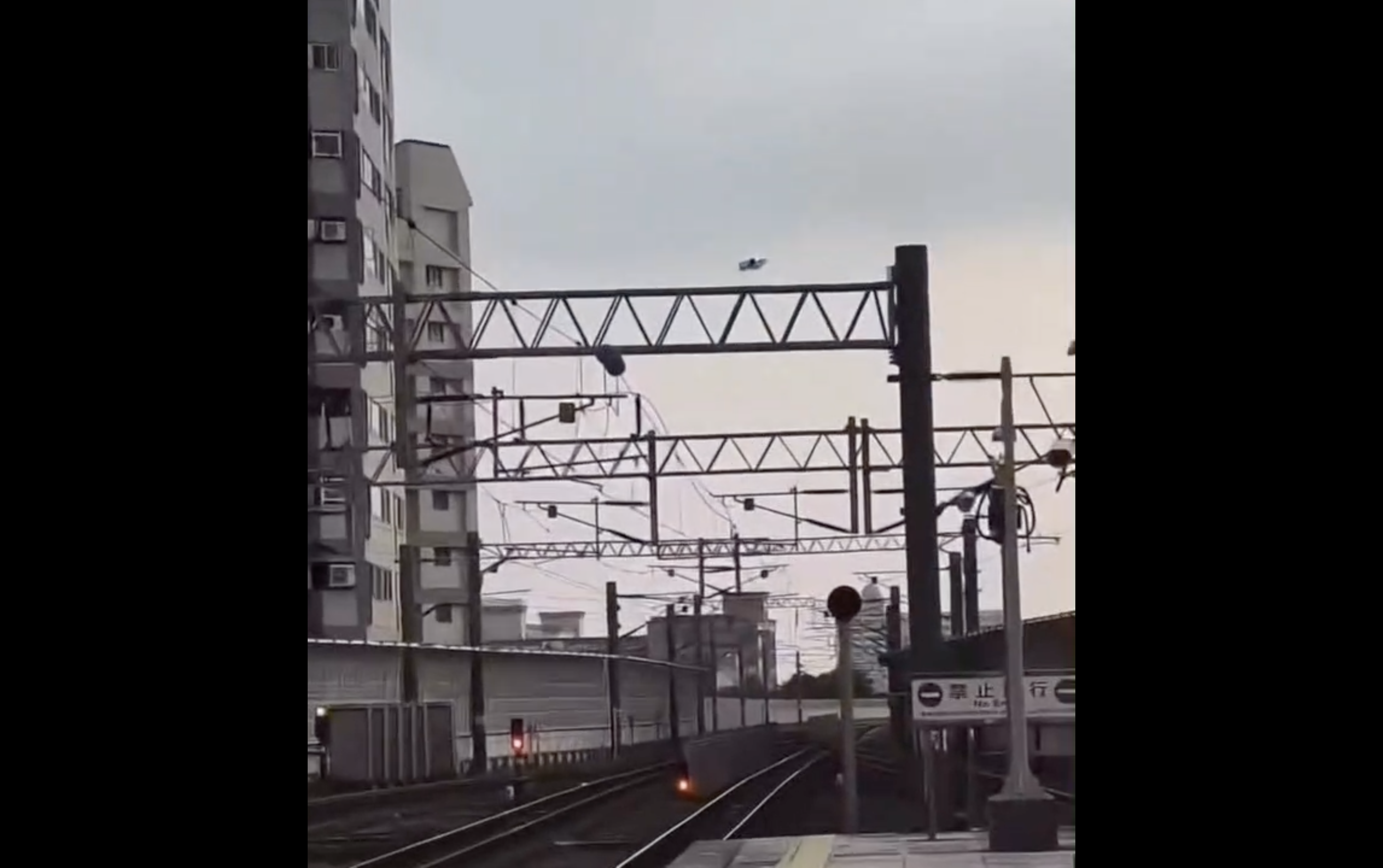無人機突失控飛進豐原車站!闖軌道區撞設施墜落 驚險畫面曝光
