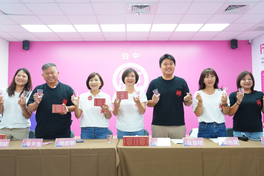 競選小物拚人氣 江啟臣推高人氣擦汗神巾、何欣純搭「洋流」公布純純杯 162 競選小物拚人氣 江啟臣推高人氣擦汗神巾、何欣純搭「洋流」公布純純杯 161