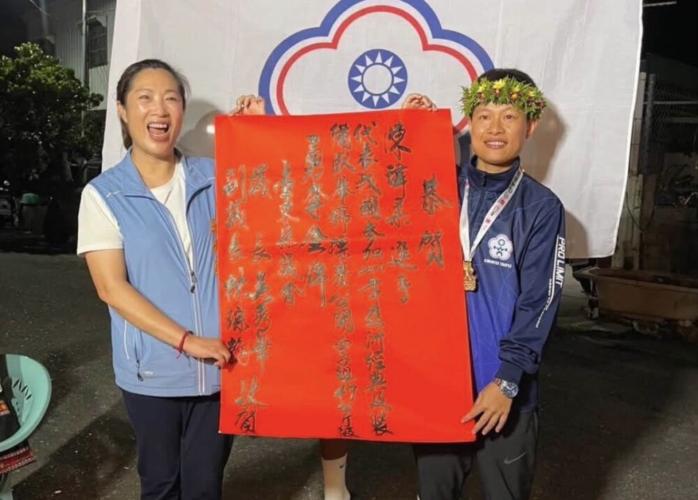 郭婞淳亞運奪銅、陳瑋柔亞洲握舉奪金 吳秀華親貼紅榜賀「台東之光」 232 郭婞淳亞運奪銅、陳瑋柔亞洲握舉奪金 吳秀華親貼紅榜賀「台東之光」 231