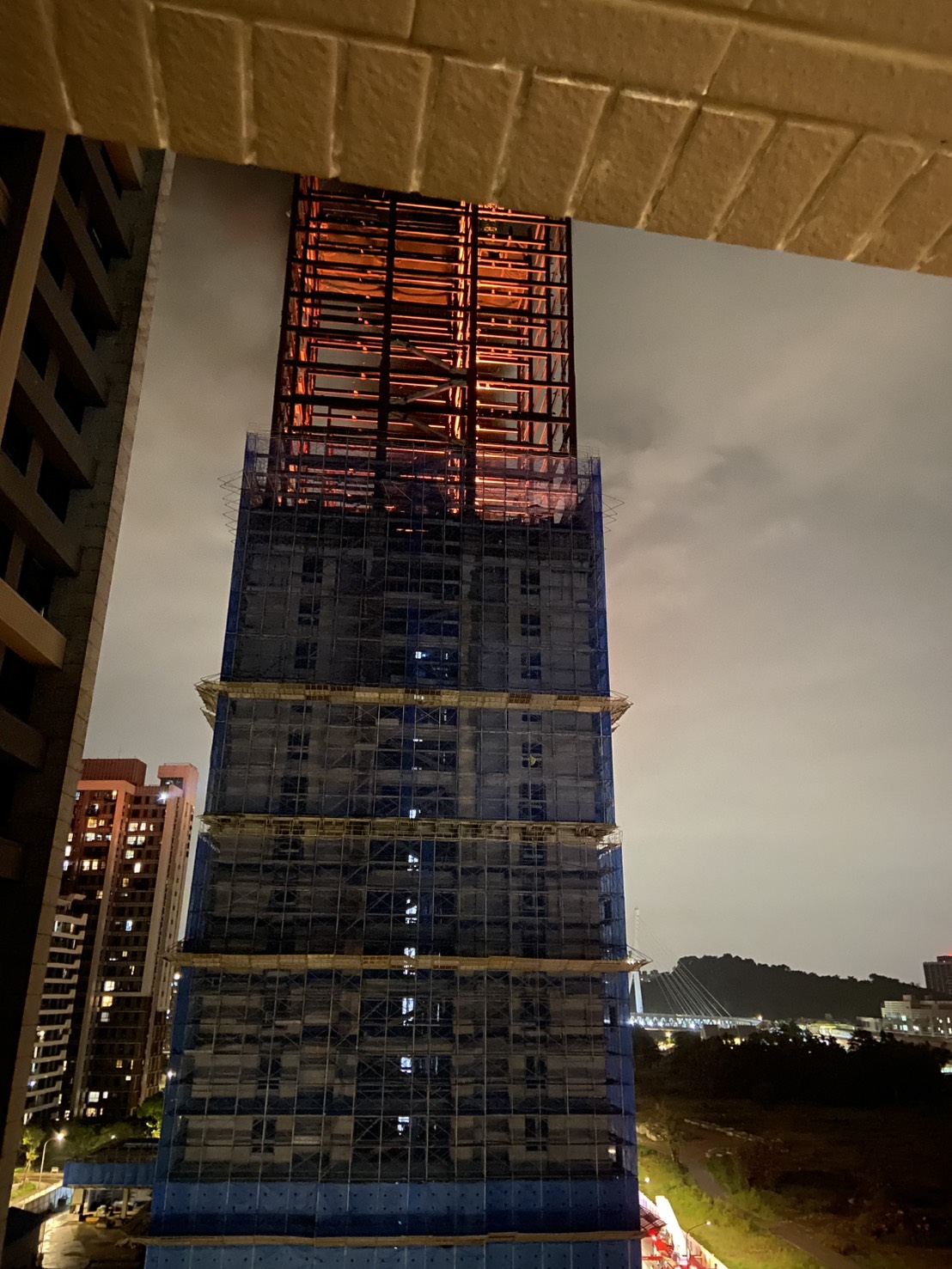 新店興建中的「聯上澐朗」建案3日凌晨傳出火警，高樓施工區域竄出明顯火光及大量濃煙。（民眾提供）