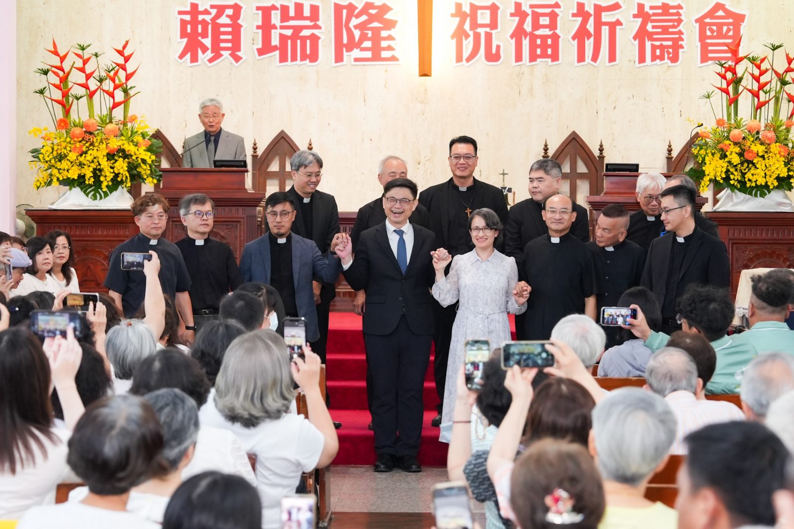 ▲蕭美琴陪同賴瑞隆出席基督徒感恩祝福祈禱會。(圖/賴瑞隆競選辦公室提供)