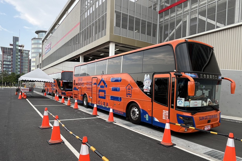 好市多接駁車實測15分鐘僅2人搭 義交守路口「站空班」挨批浪費 82 好市多接駁車實測15分鐘僅2人搭 義交守路口「站空班」挨批浪費 81