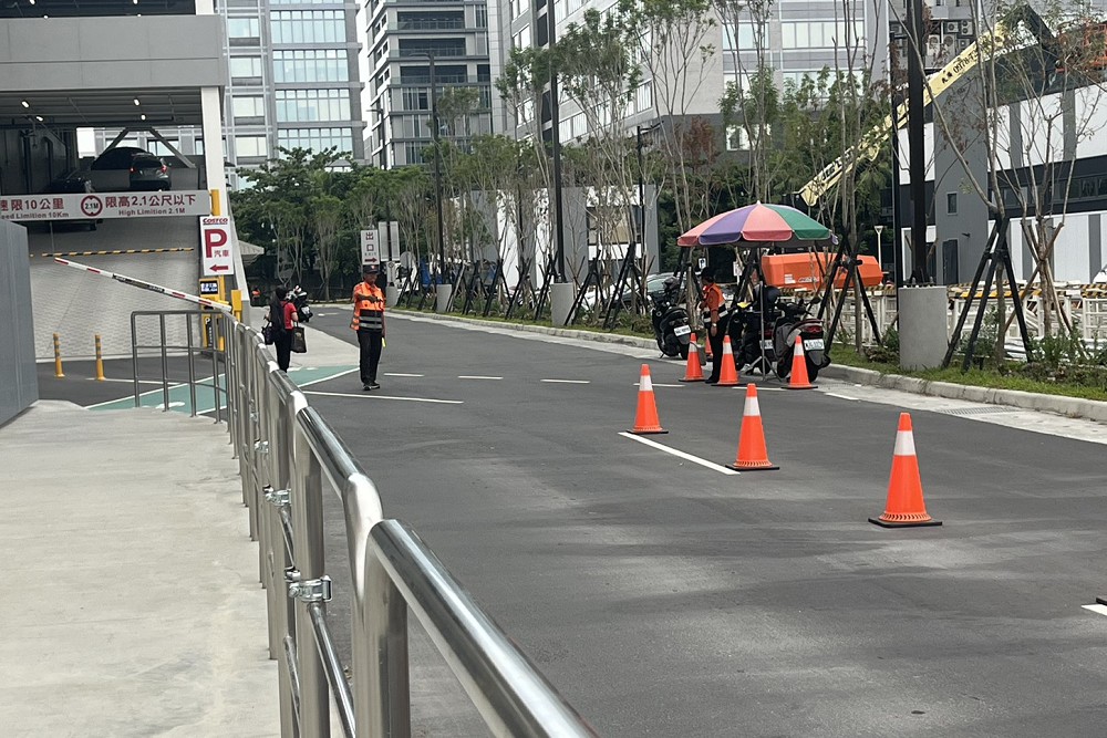 好市多接駁車實測15分鐘僅2人搭 義交守路口「站空班」挨批浪費 84 好市多接駁車實測15分鐘僅2人搭 義交守路口「站空班」挨批浪費 83