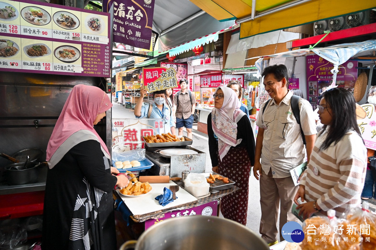 國際貴賓走進龍岡市集,體驗龍岡獨特的穆斯林美食文化,感受多元文化旅遊魅力。